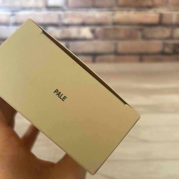 NEW Sold Out KKW Skin Perfecting Body Foundation Pale - Picture 9 of 10